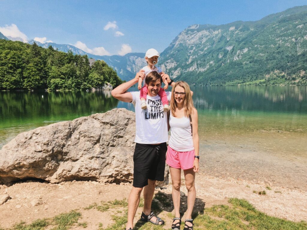Břeh jezera Bohinj s Julskými Alpami