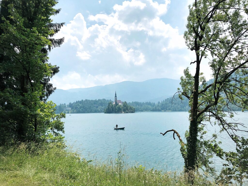 Klidný břeh jezera Bled