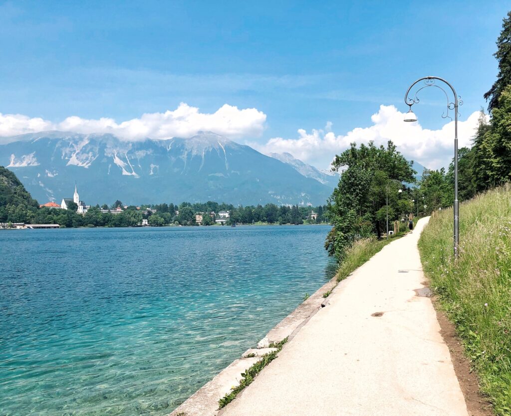 Cesta podél jezera Bled