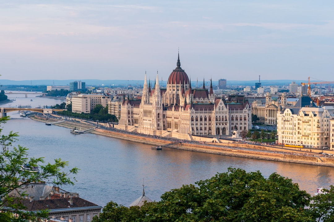 Budapešťský parlament na břehu Dunaje při cestě do Budapešti s dětmi