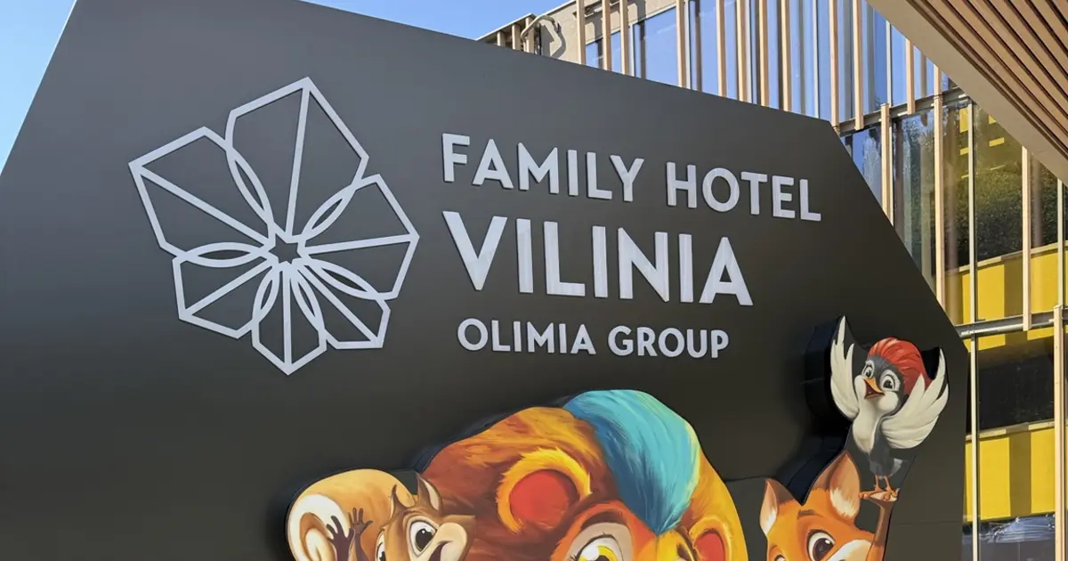 Nápis Family Hotel Vilinia a hoteloví maskoti před budovou hotelu