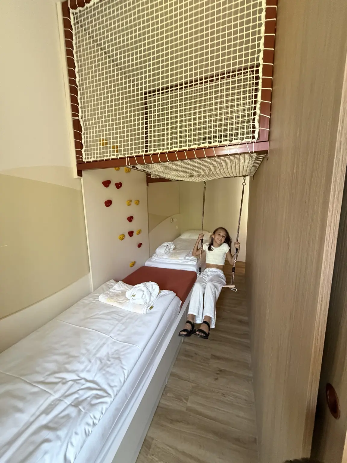 Oddělená dětská část Family Suite Junior s postelemi, lezeckou stěnou a sítí