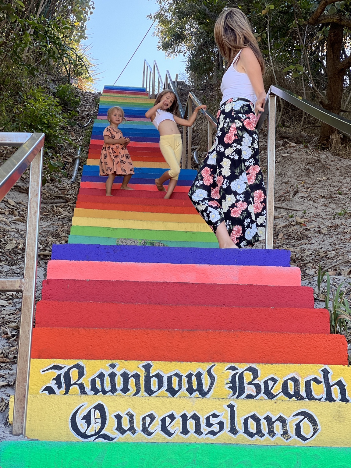 Naše rodina na barevných schodech v Rainbow Beach v Queenslandu