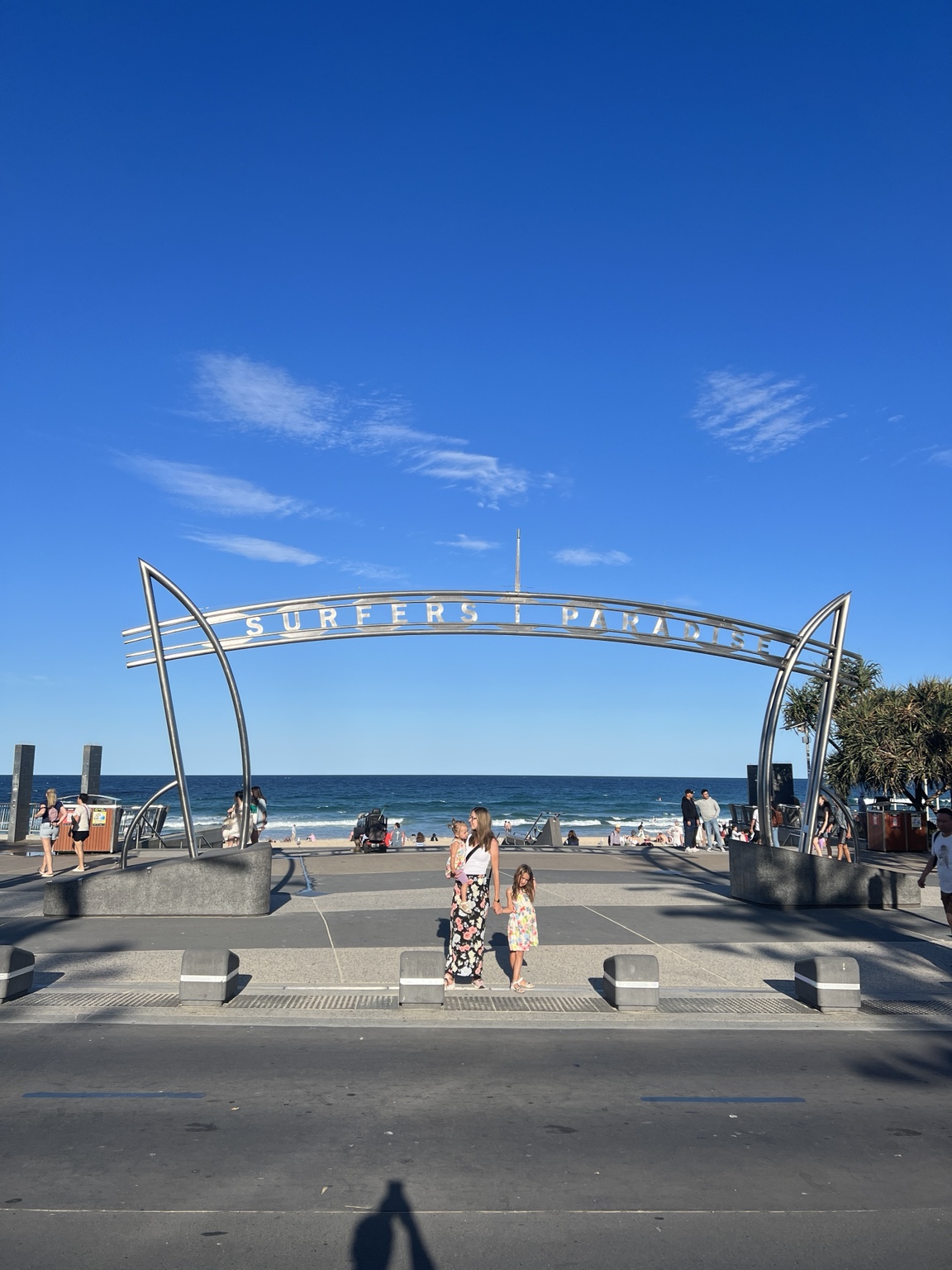 S dětmi pod nápisem Surfers Paradise na Gold Coast