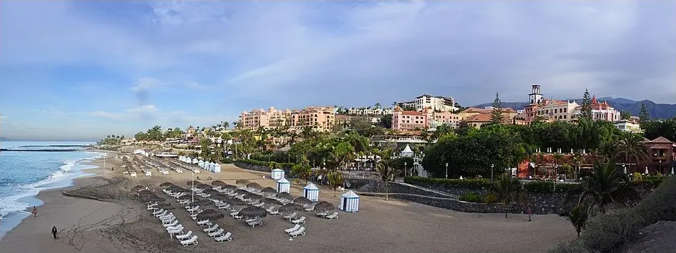 Pláž Playa del Duque a pobřežní zástavba v Costa Adeje
