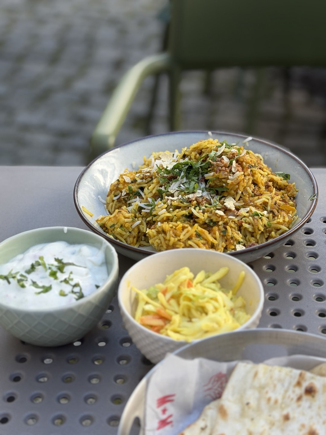 Biryani s přílohami v restauraci Mango Mama ve Wroclawi