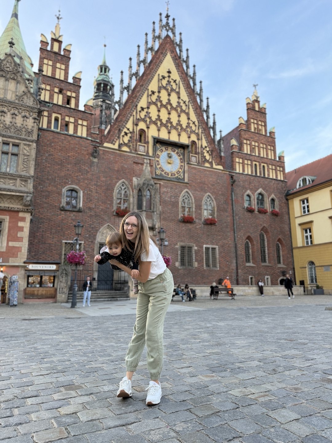 Rodinná fotka před radnicí na Rynku ve Wroclawi