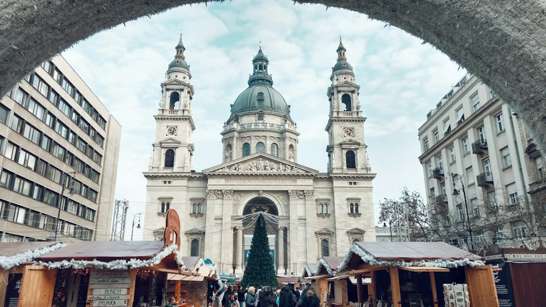 Vánoční stánky před bazilikou svatého Štěpána v Budapešti