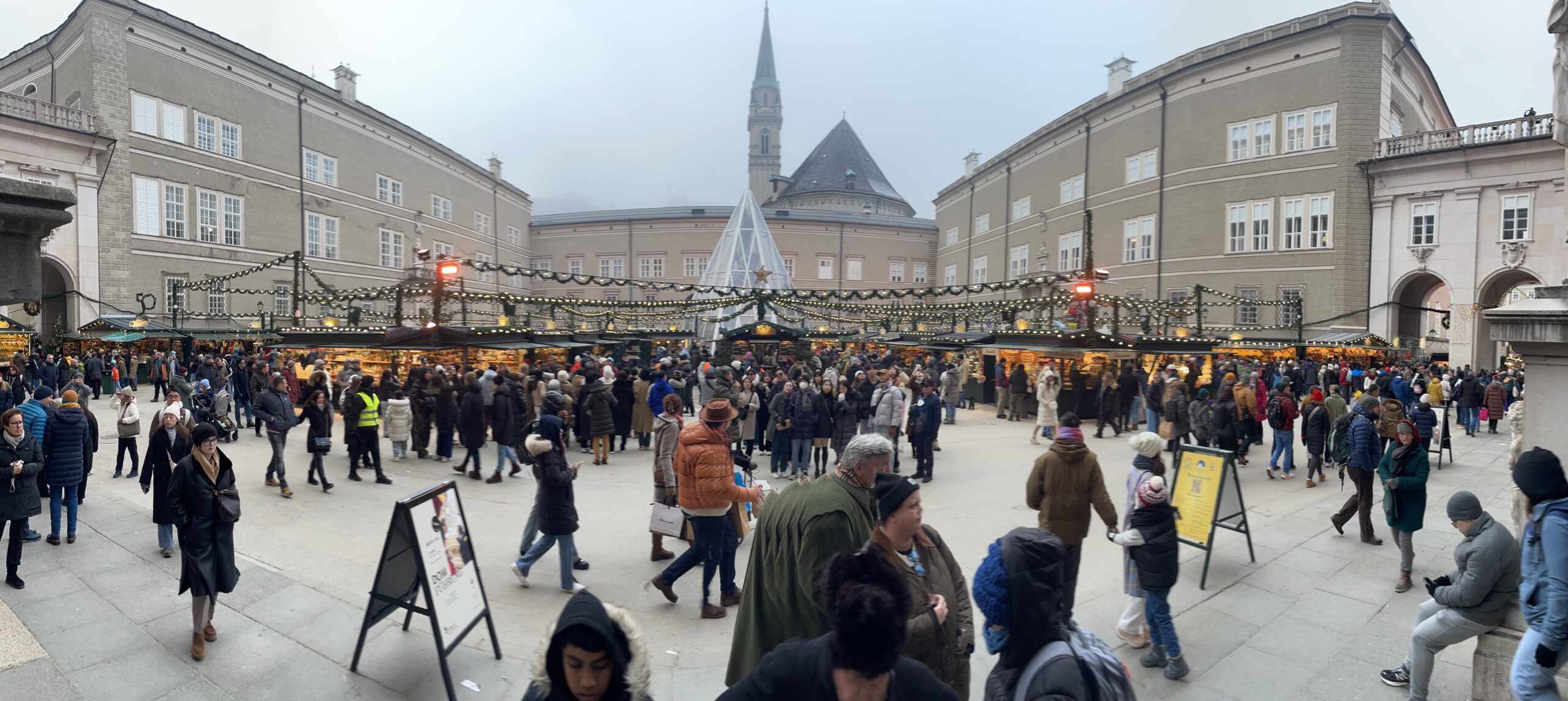 Vánoční trh na Residenzplatzu v Salzburgu