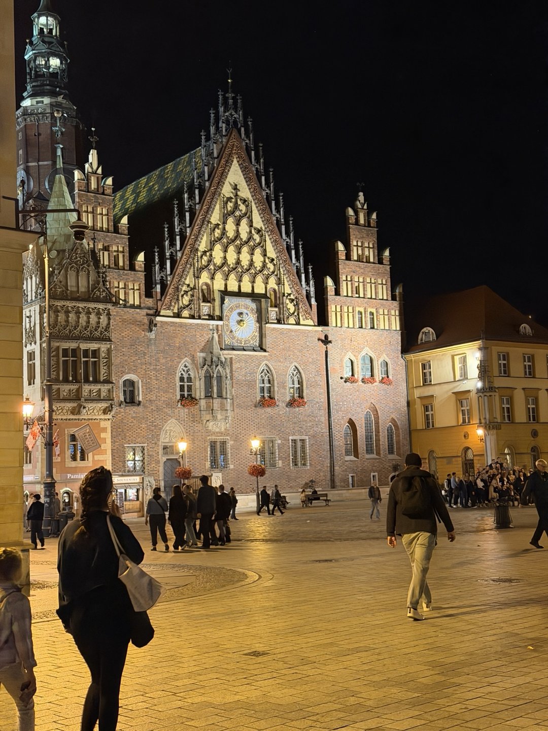 Večerní osvětlená radnice na Rynku ve Wroclawi