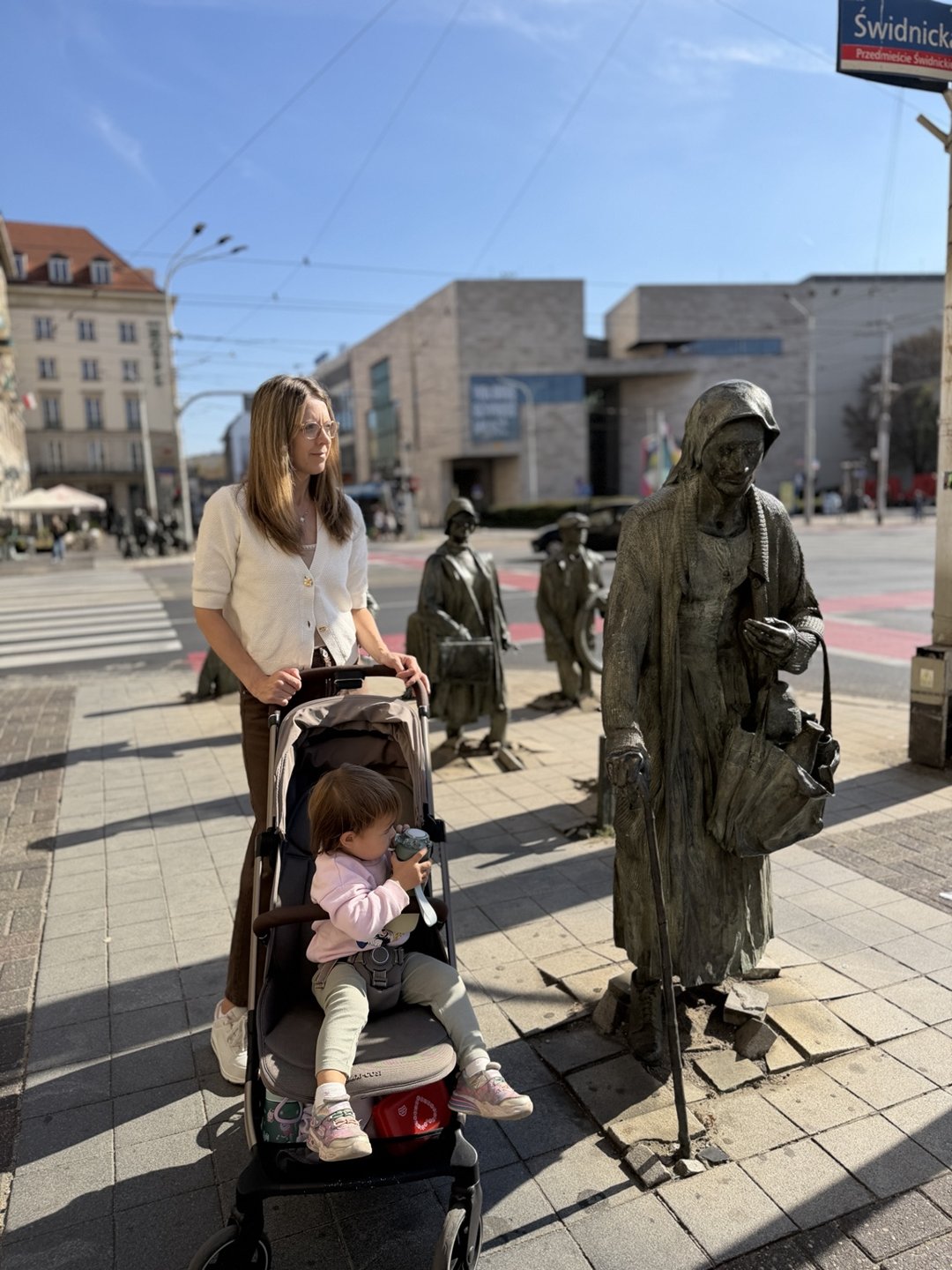Veronika s kočárkem u soch The Passage ve Wroclawi