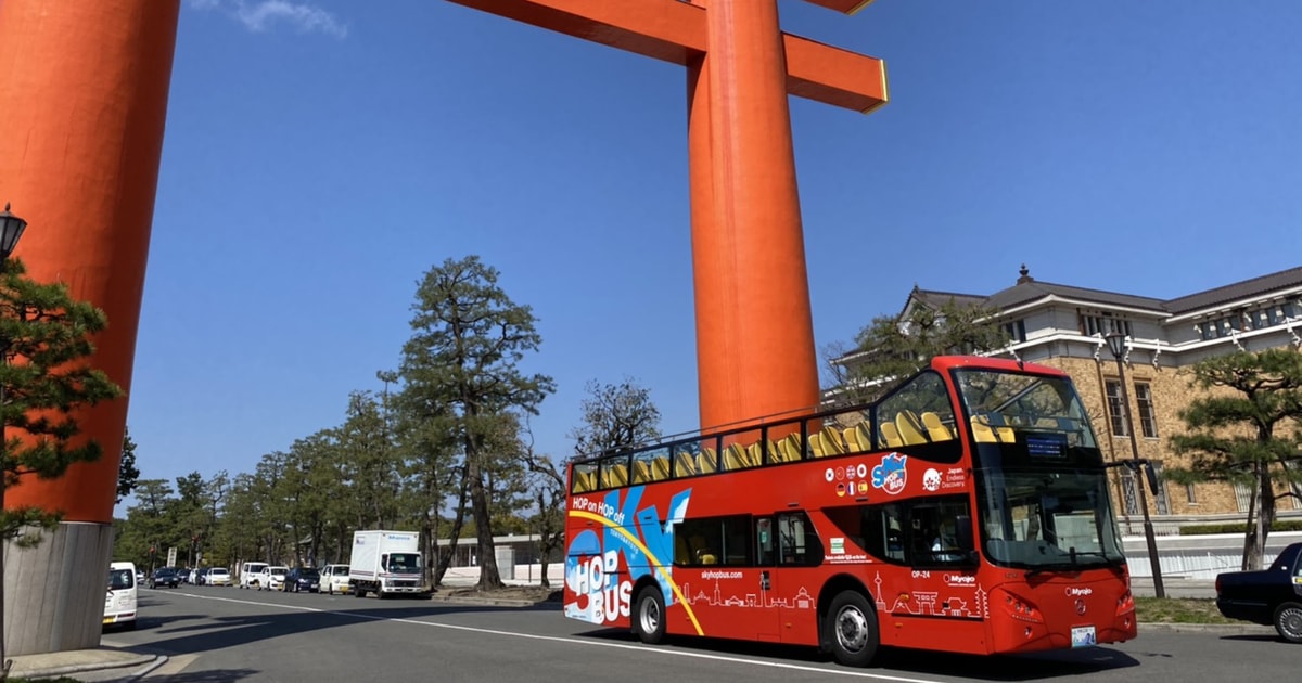 Vyhlídkový autobus v Kjótu z nabídky GetYourGuide