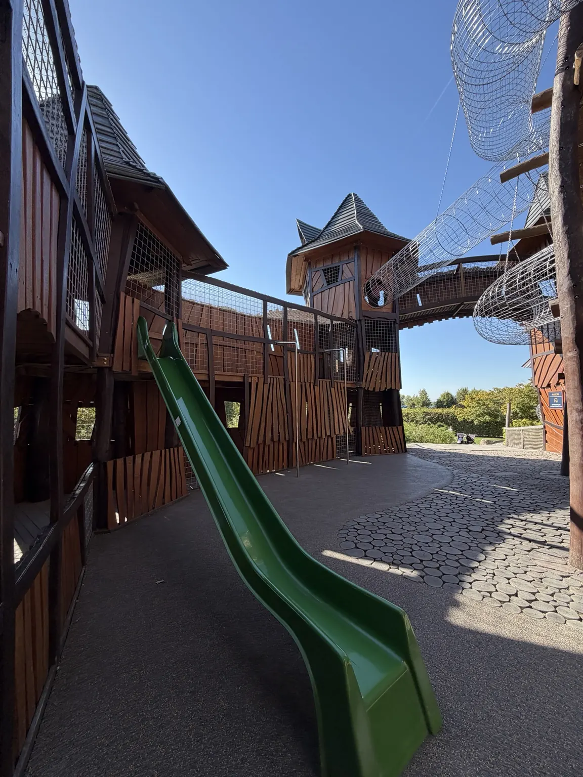 Zelená skluzavka a dřevěné věže hradu Mirakulum