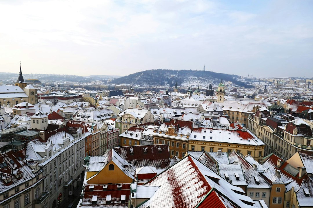 Zimní pohled na pražské Staré Město s vánočními stánky